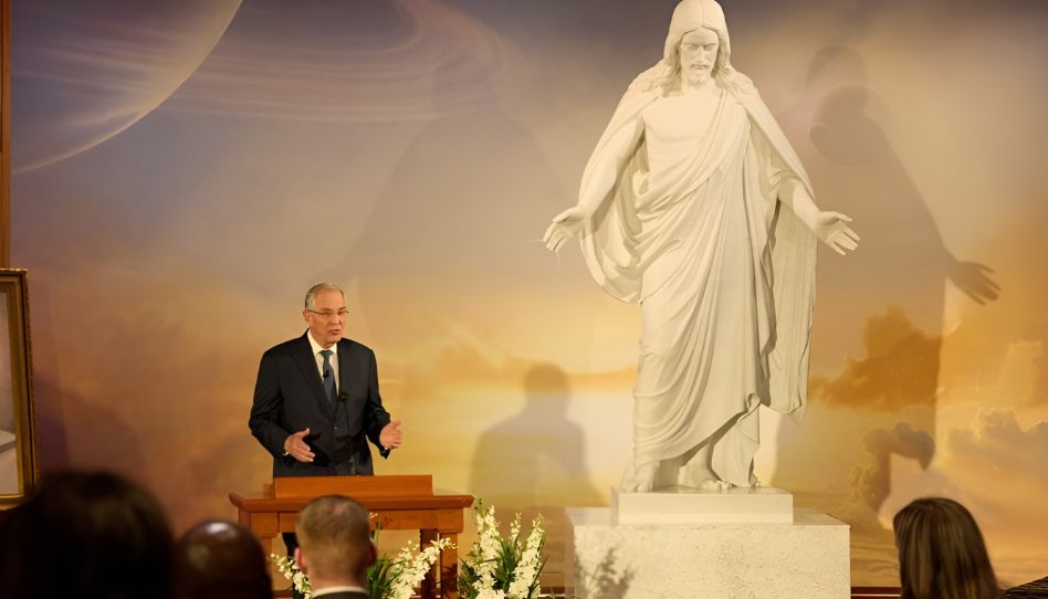 O Élder Neil L. Andersen, do Quórum dos Doze Apóstolos, discursou para jovens adultos nos jardins do Templo de Washington, D.C., em 18 de outubro de 2025. Suas palavras foram compartilhadas nas Américas em 2 de novembro de 2025.