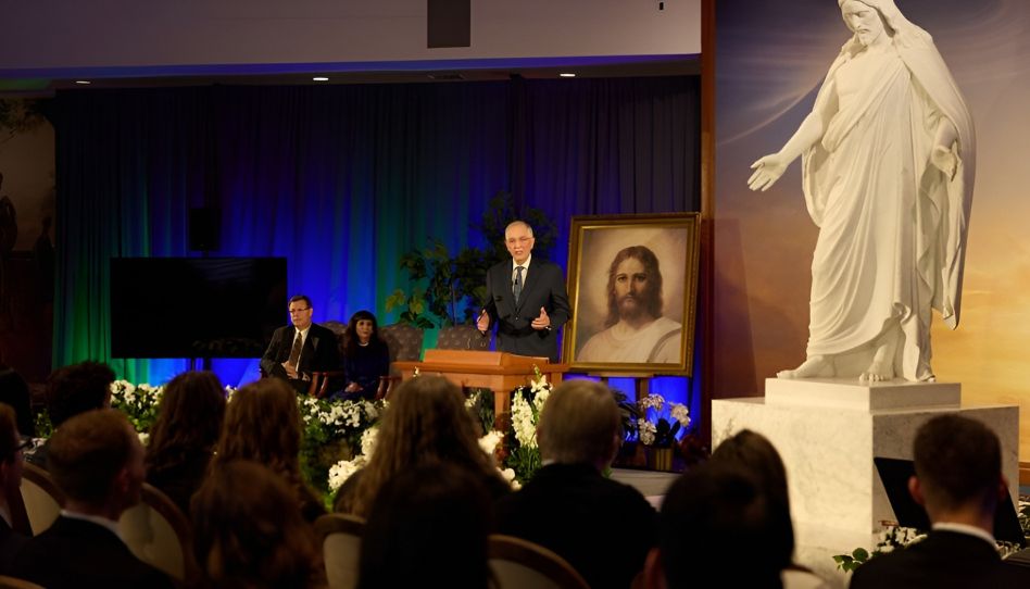 O Élder Neil L. Andersen, do Quórum dos Doze Apóstolos, discursou para jovens adultos nos jardins do Templo de Washington, D.C., em 18 de outubro de 2025. Suas palavras foram compartilhadas nas Américas em 2 de novembro de 2025.