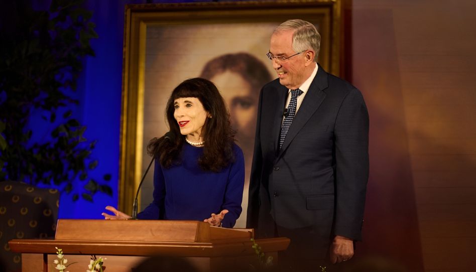 O Élder Neil L. Andersen e sua esposa, Kathy, discursam para jovens adultos nos jardins do Templo de Washington D.C., em 18 de outubro de 2025.