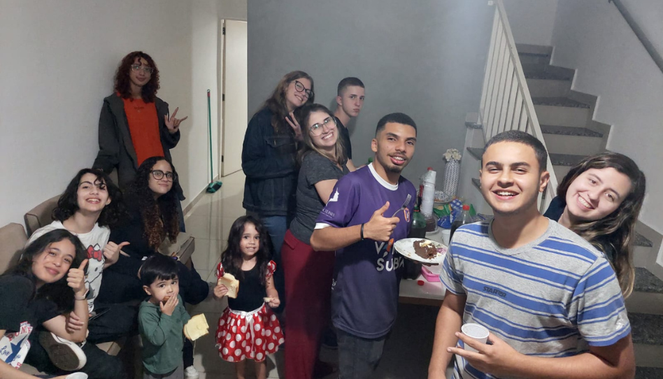 Beatriz servindo aos jovens da Igreja.