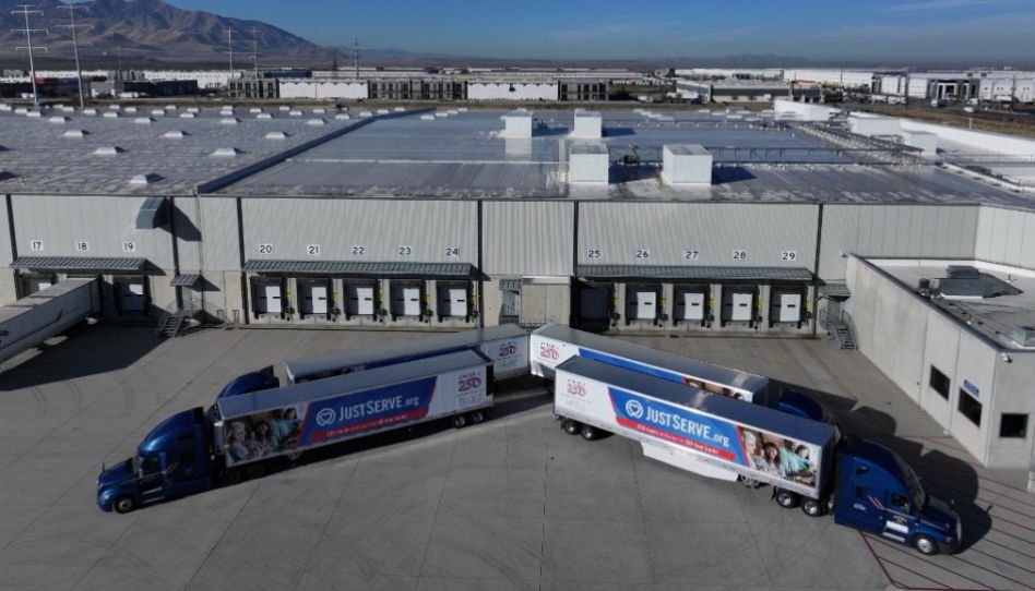 250 caminhões participam de doação feitas pela Igreja.