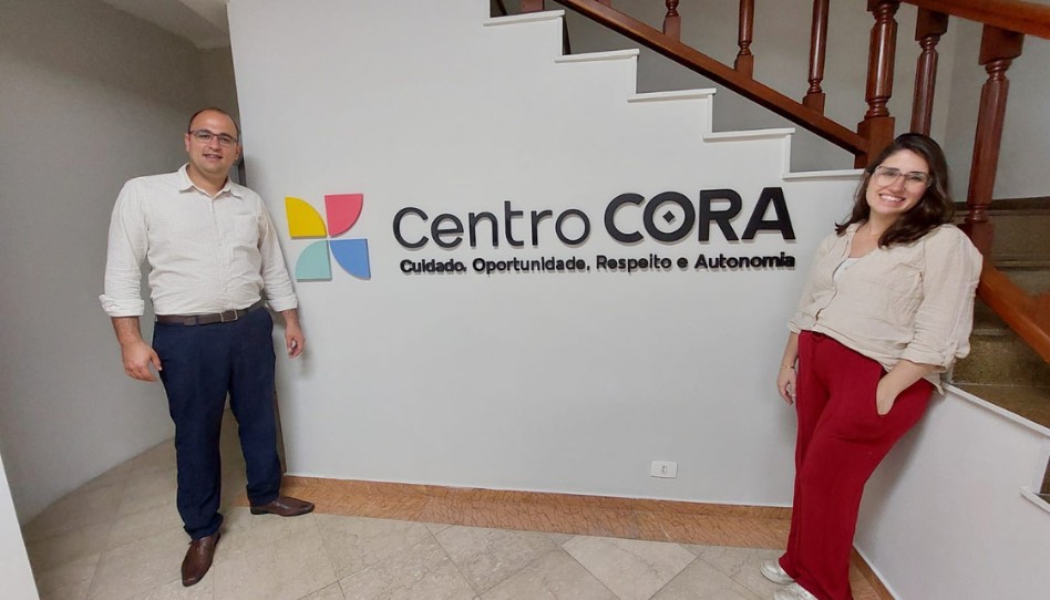 Beatriz Sodré como marido no Centro CORA