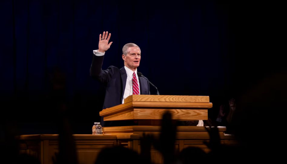 O Élder David A. Bednar, do Quórum dos Doze Apóstolos, levantou a mão. Sucessão de um profeta.