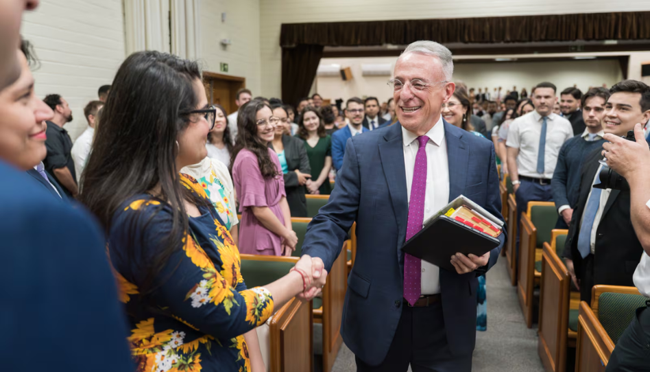 O Élder Soares compartilha mensagens sobre o amor de Deus em seu país natal, o Brasil