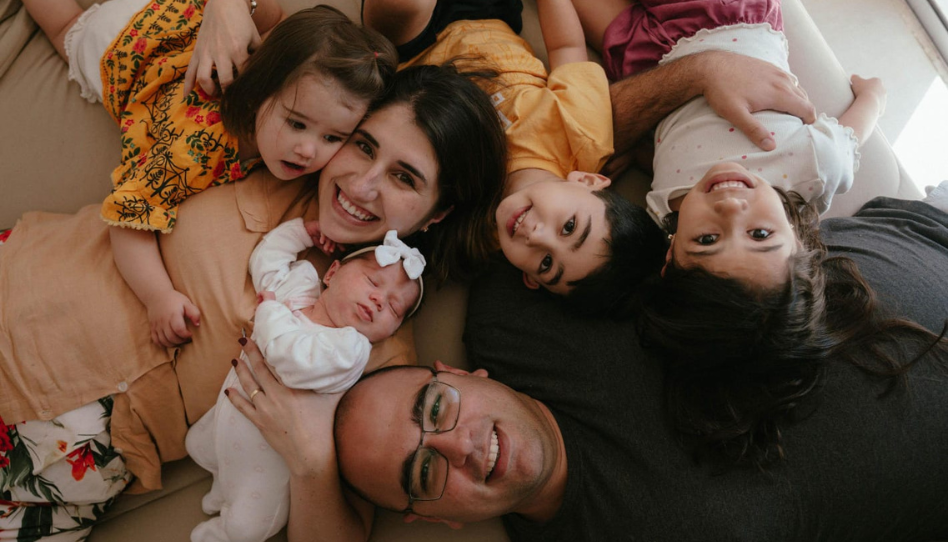 Beatriz, fundadora do Centro Cora, com sua família.