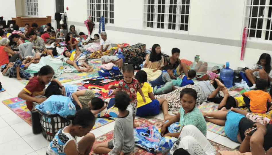 A Igreja recebe refugiados em capelas.