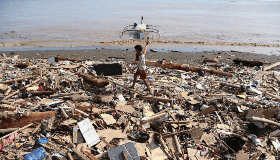 Tufão causa destruição e pessoas ficam refugiadas em capelas.