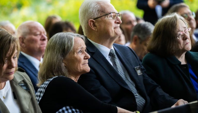 A irmã Marlis Grow e seu marido, o Élder Von Grow, ouvem o Élder David A. Bednar, do Quórum dos Doze Apóstolos
