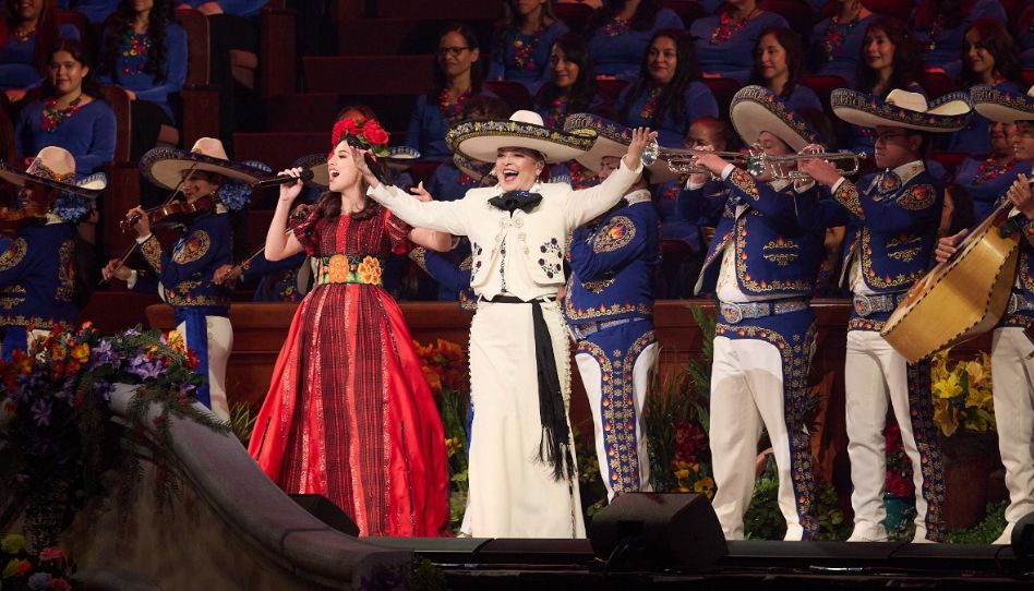 Pessoas cantando na celebração de 100 anos de Igreja na América do Sul.