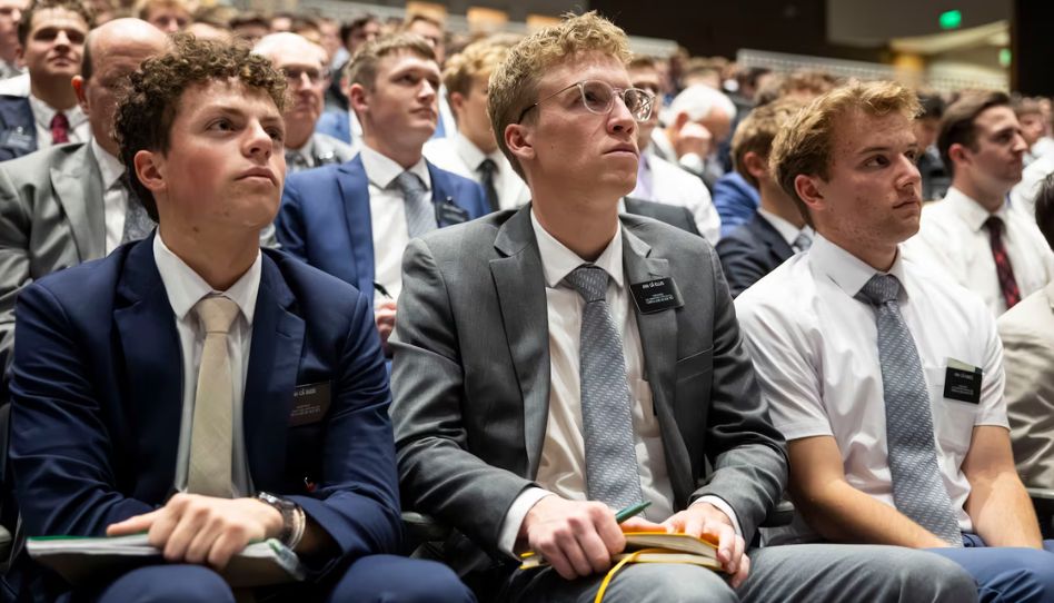 Os missionários ouviram atentamente enquanto o élder David A. Bednar, do Quórum dos Doze Apóstolos, discursava durante a devocional no CTM de Provo, Utah, em 4 de novembro de 2025. Créditos: Rio Giancarlo, Deseret News