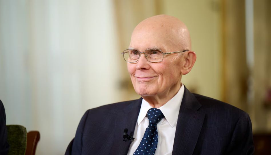 BYU Studies publica os 4 artigos mais marcantes de Dallin H. Oaks