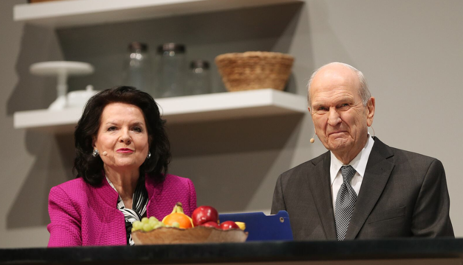 Presidente Nelson e sua esposa falando sobre a história do FamilySearch.