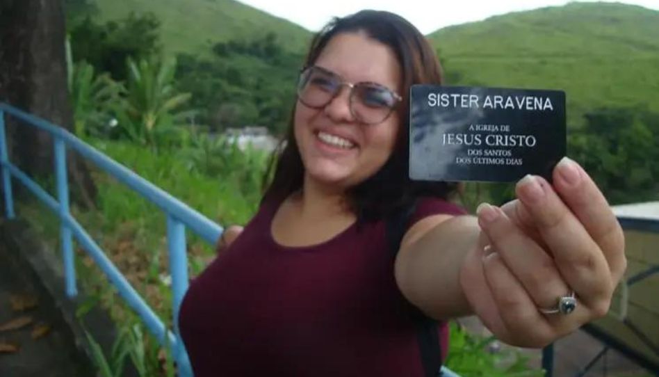 Selena Aravena segurando sua plaqueta missionária.