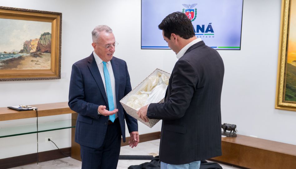 Élder Ulisses Soares oferece um presente ao governador do Paraná, Carlos Massa