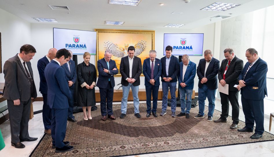 Élder Ulisses Soares, o governador do Paraná e outros líderes governamentais e religiosos fazem oração