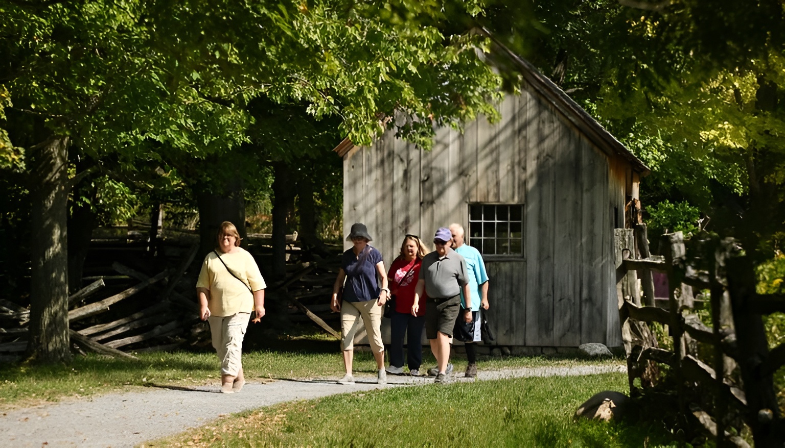 Visitantes percorrem as trilhas dentro e ao redor do Bosque Sagrado