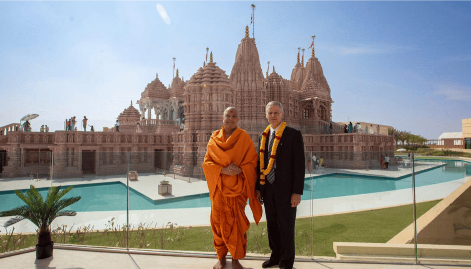 Uma visita comovente: o encontro do élder Bednar com um líder hindu