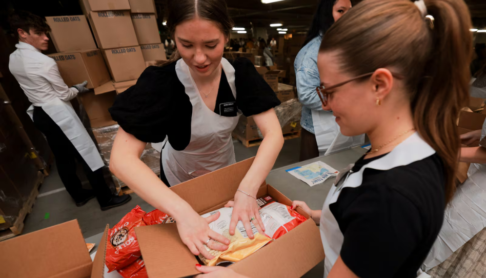 Sisters e élderes servindo no projeto de serviço em Provo.