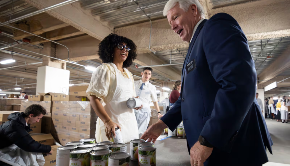 Presidente ajudando no projeto de serviço em Provo.