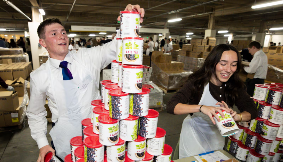 Élder e sister organizando alimentos para projeto de serviço em Provo.