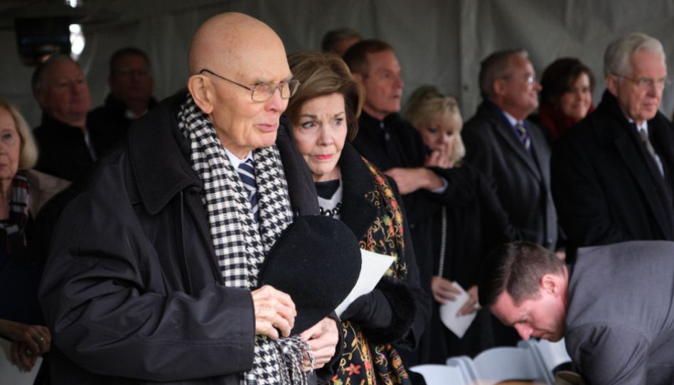 Presidente Oaks e sua esposa emocionados durante o funeral do presidente Jeffrey R. Holland.