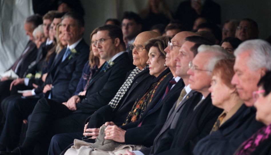 Várias pessoas prestaram homenagem ao élder Holland.