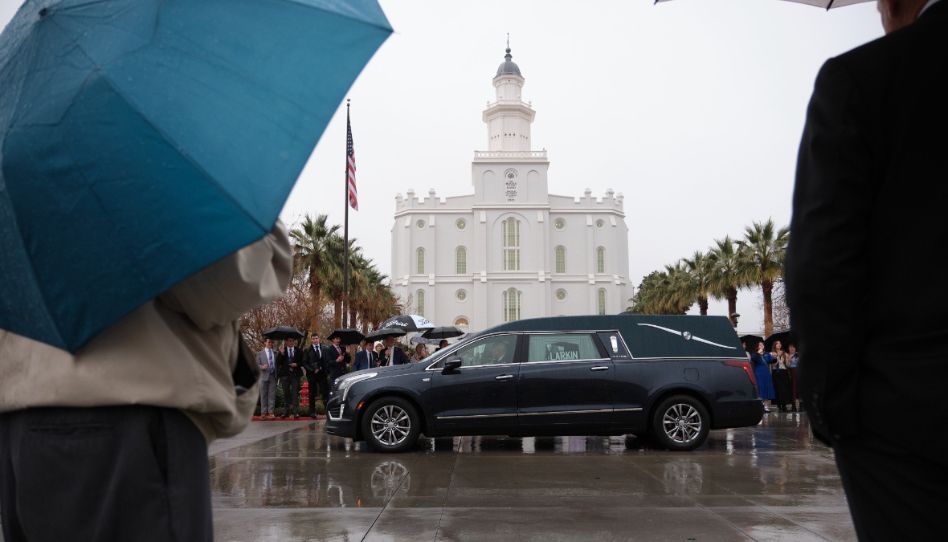 Carro no cortejo do funeral do Presidente Jeffrey R. Holland.