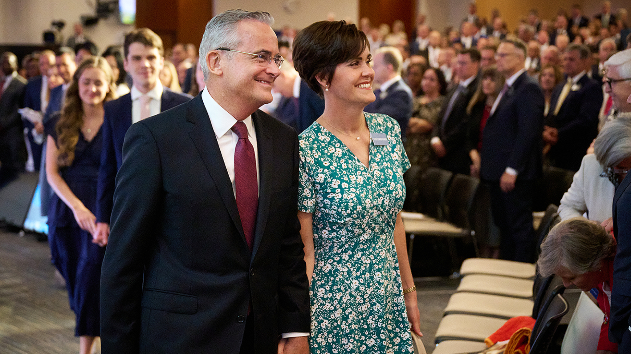 Élder Patrick Kearon e sua esposa falarão aos jovens adultos em devocional de fevereiro