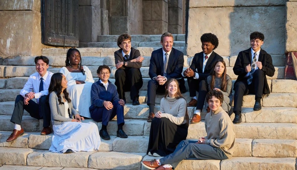 Jovens e o Presidente dos rapazes no vídeo que fala sobre andar com Cristo.