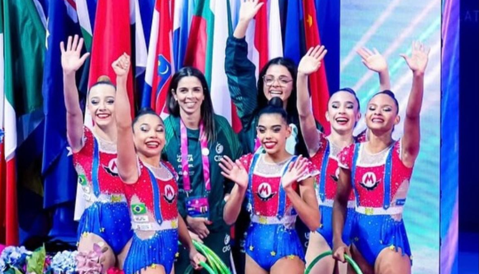 Júlia e o time de ginástica rítmica e fé