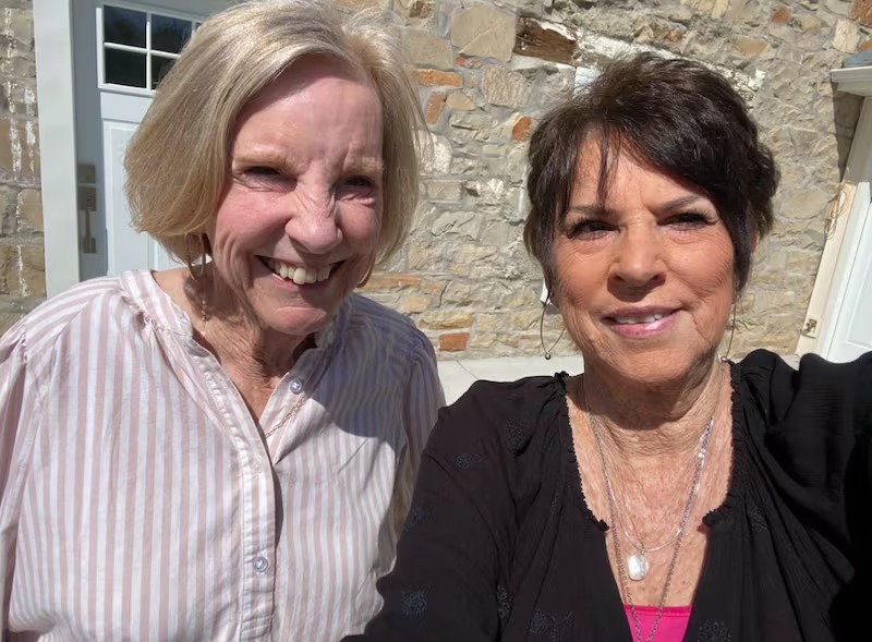Kathleen e Virginia (duas mulheres) sorrindo para a camera, 79 anos de amizade.