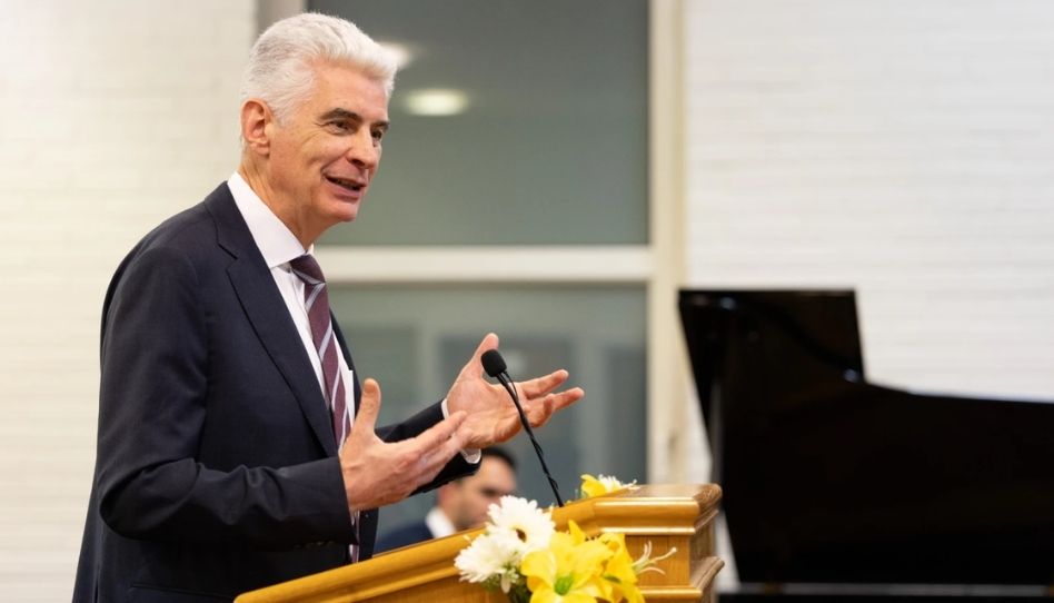 Élder Caussé ministra em sua terra natal e destaca crescimento da Igreja na França