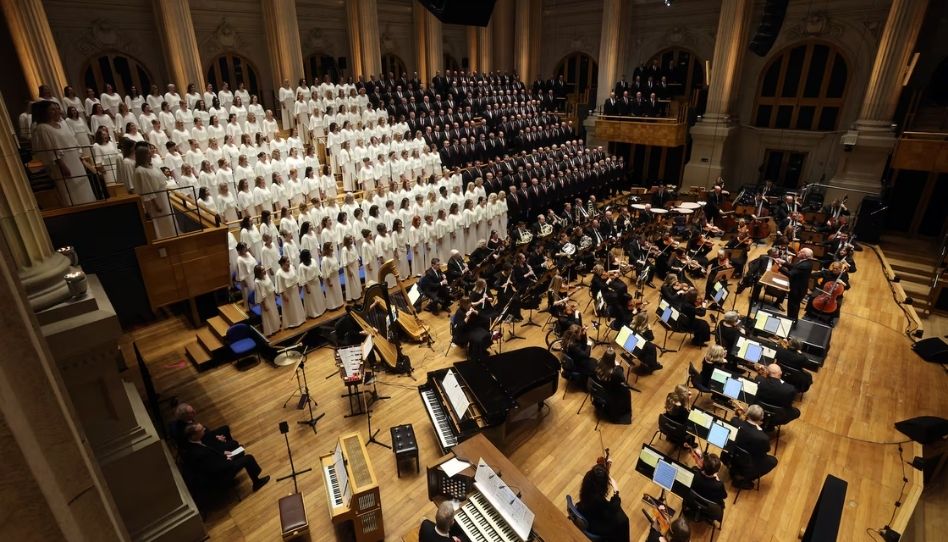 Primeiro concerto do Coro no Brasil em 45 anos reúne líderes religiosos e emociona público