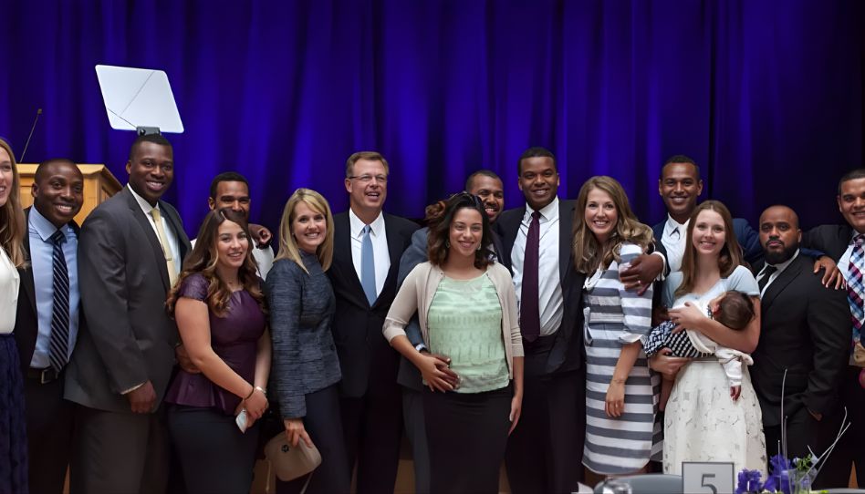 Clark Gilbert e sua esposa Christine com alguns dos jovens que conheceram em Boston.