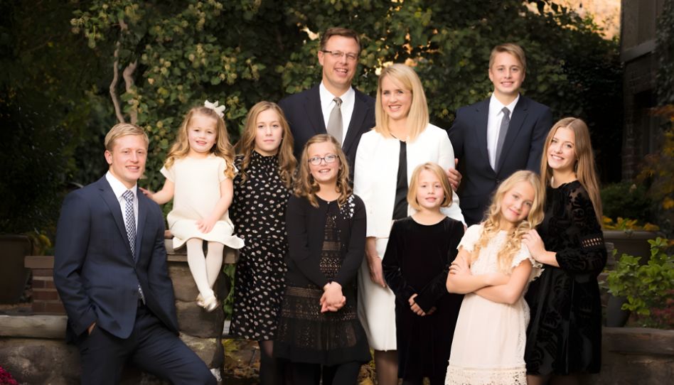 Clark Gilbert e sua esposa Christine com seus oito filhos.