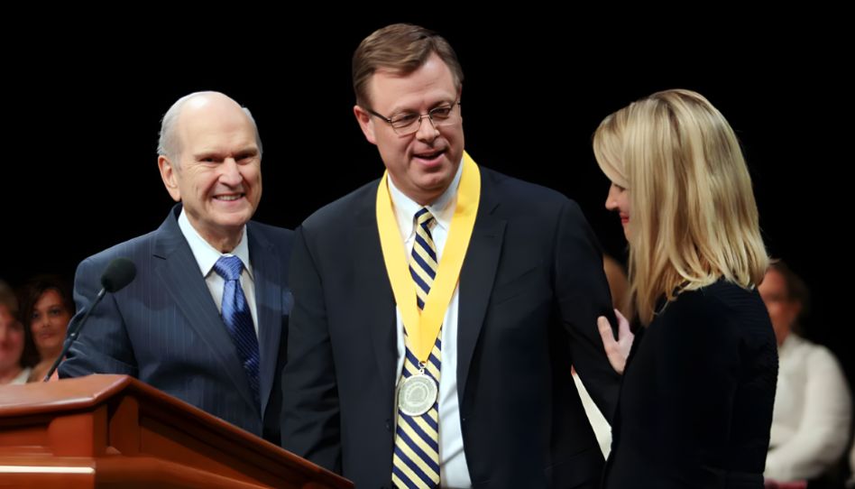 O presidente Russell M. Nelson anuncia o Dr. Clark G. Gilbert como primeiro presidente da BYU-Pathway Worldwide.
