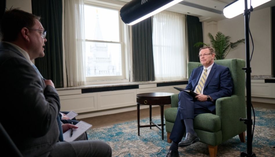 Élder Gilbert como apóstolo dando entrevista.