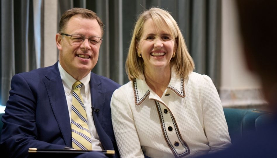 Élder Gilbert como apóstolo e sua esposa Christine.