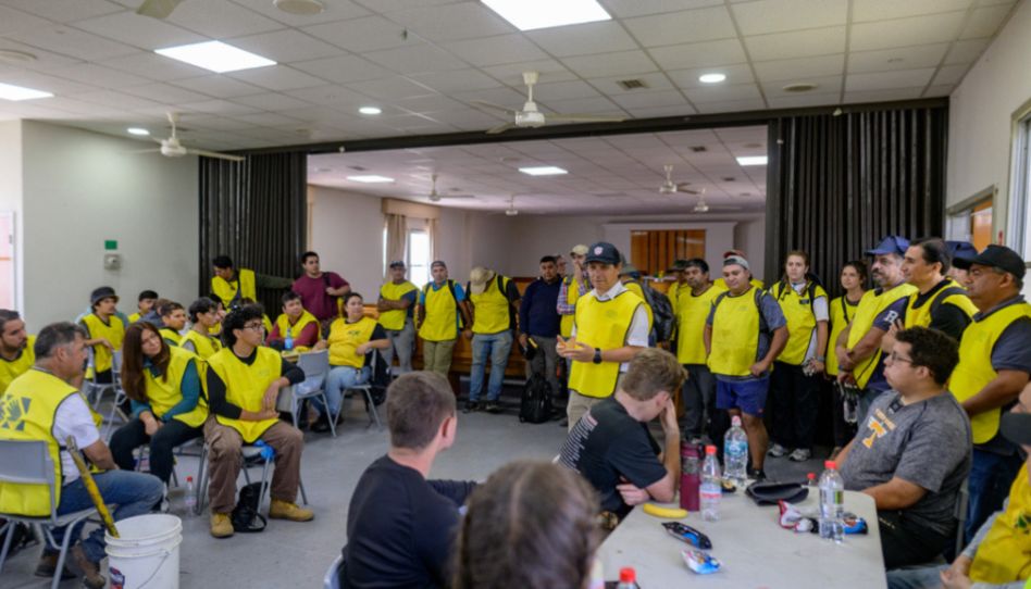 voluntários no Chile prestam ajuda às vítimas de incêndios florestais