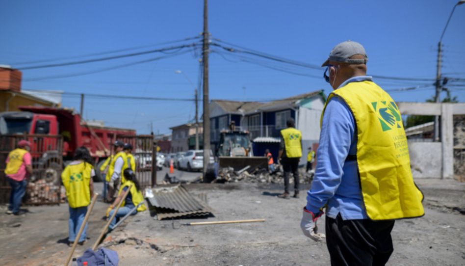 Centenas de voluntários no Chile prestam ajuda às vítimas de incêndios florestais