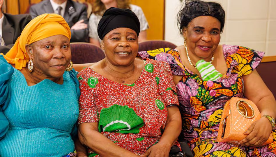 Três mulheres se preparam para o início das reuniões no dia em que a Ala Treasure Valley (Suaíli) foi organizada em Boise, Idaho.