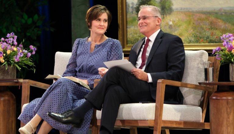 Élder e Irmã Kearon convidam jovens adultos a colocar a fé em primeiro plano na vida