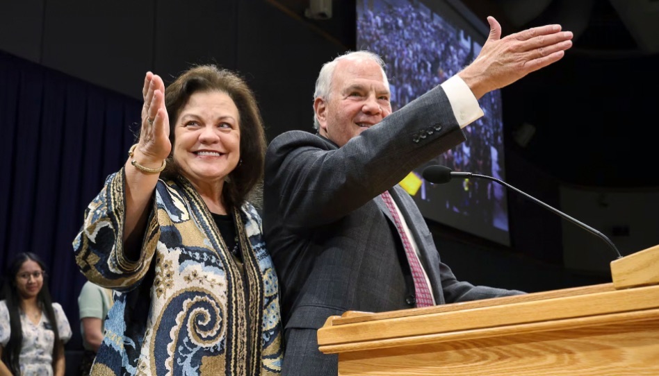 Élder Rasband e sua esposa falam aos jovens missionários no CTM.