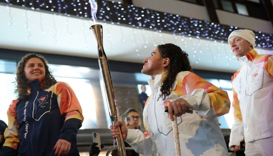 Alejandra Aybar carrega a tocha paralímpica 2026.