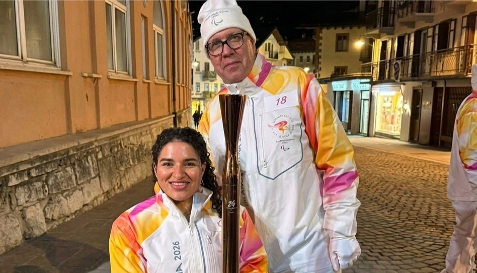 Alejandra Aybar segura a tocha paralímpica 2026 