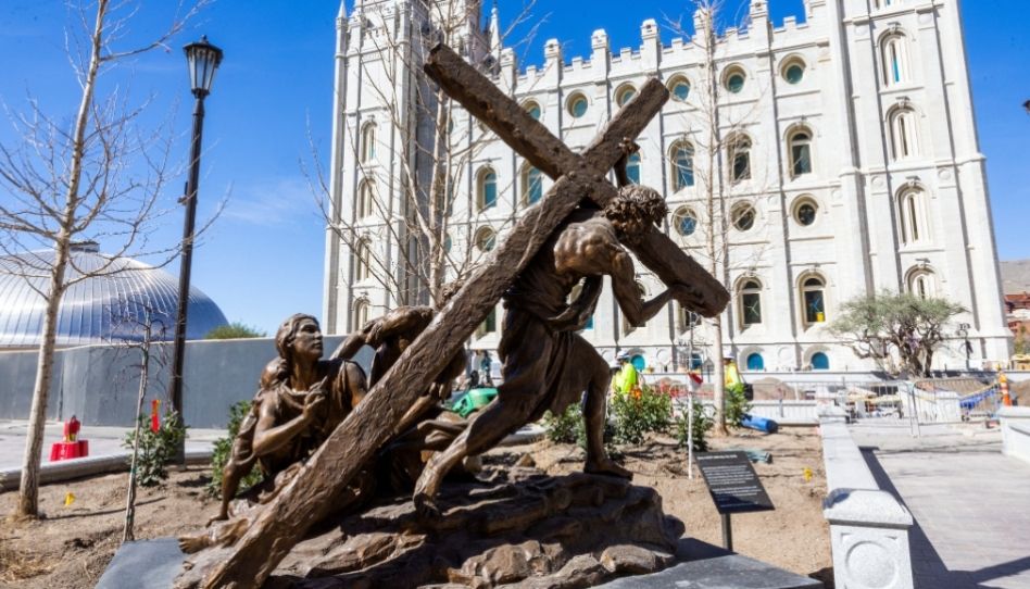Duas estátuas retratando Jesus Cristo são reveladas na Praça do Templo