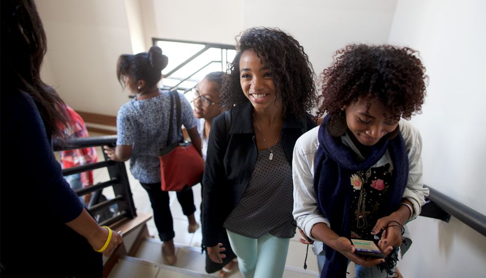 Jovens frequentam classe do seminário em capela em Madagascar.