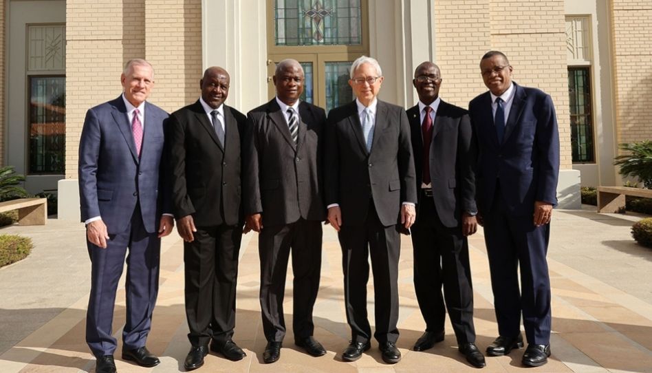 Templo de Harare Zimbábue é dedicado pelo Élder Gong