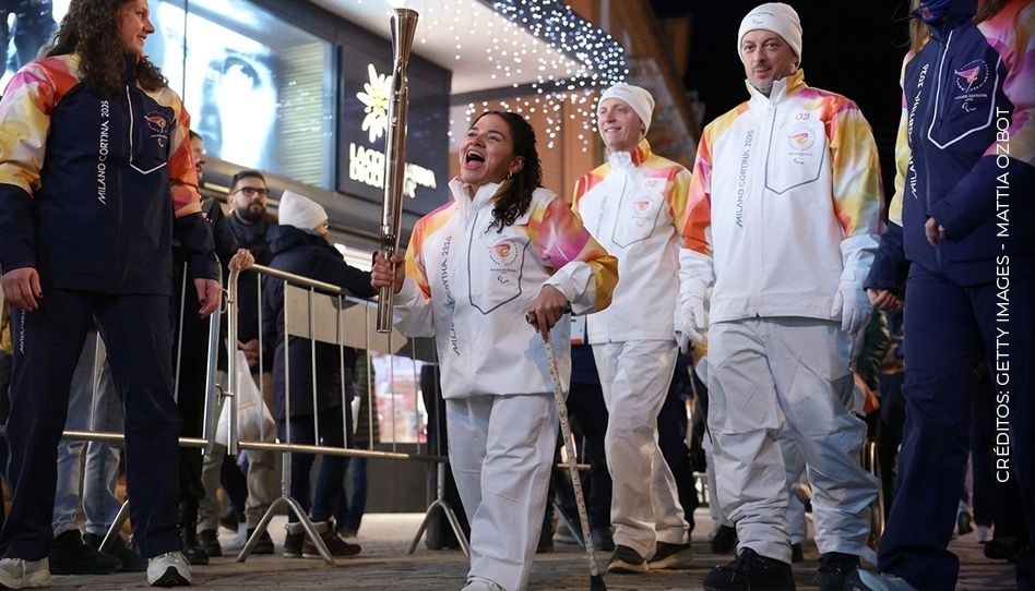 Atleta Santo dos Últimos Dias carrega a tocha paralímpica de 2026