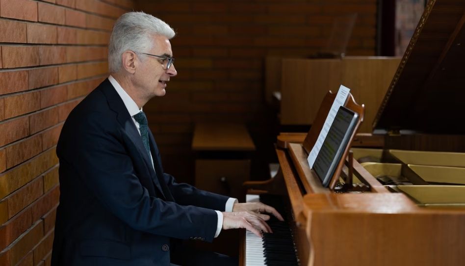 Élder Caussé apresenta um lindo novo hino de Páscoa